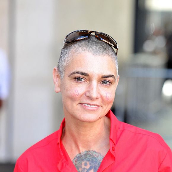 Selon le média "The Sun", les trois enfants de Sinéad O'Connor, Jake, Roisin, et Yeshua, pourront tirer profit de ces bénéfices.

Sinéad O'Connor quittant les studios de la BBC Radio 1 à Londres, au Royaume-Uni.