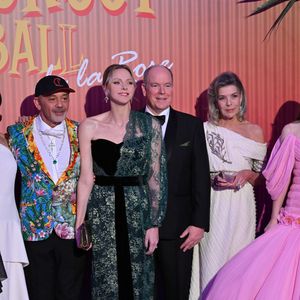 Christian Louboutin, la princese Charlene de Monaco le prince Albert II de Monaco et la princesse Caroline de Hanovre durant la 69ème édition du Bal de la Rose dans la Salle des Étoiles du Sporting Monte-Carlo à Monaco, le 29 mars 2025.
Cette année encore, c'est Christian Louboutin qui est le directeur artistique de l'événement dont le thème est "Sunset Bal" dans un décor qui a plongé les invités dans les Caraibes. © Bruno Bebert / Pool Monaco / Bestimage