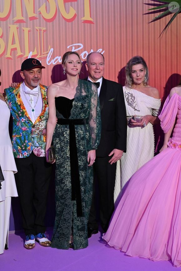 Christian Louboutin, la princese Charlene de Monaco le prince Albert II de Monaco et la princesse Caroline de Hanovre durant la 69ème édition du Bal de la Rose dans la Salle des Étoiles du Sporting Monte-Carlo à Monaco, le 29 mars 2025.
Cette année encore, c'est Christian Louboutin qui est le directeur artistique de l'événement dont le thème est "Sunset Bal" dans un décor qui a plongé les invités dans les Caraibes. © Bruno Bebert / Pool Monaco / Bestimage