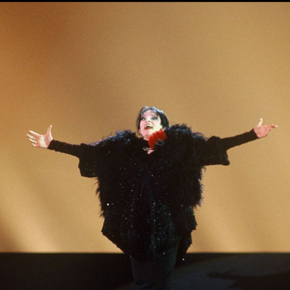 "Nous avons démarré le premier Téléthon en 1994 : elle a généreusement donné 10 000 francs en toute discrétion. C’était une belle somme".

Archives - La chanteuse Barbara sur scène - Première du spectacle "Lily Passion" au Zénith de Paris. 1986.@Bestimage