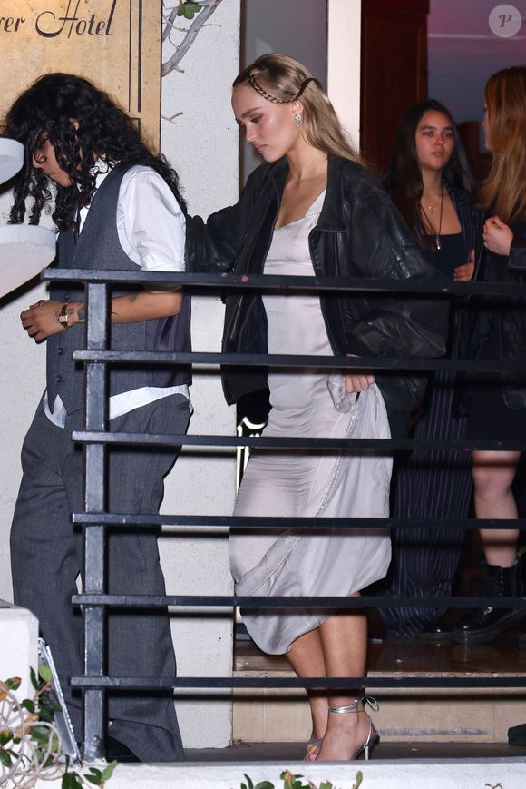 Tous deux ayant un lien de coeur avec la France et vivant à Los Angeles, les comédiens avaient partagé une idylle en 2019.

Lily-Rose Depp et 070 Shake après l'after-party Nosferatu à West Hollywood. Backgrid USA / Bestimage