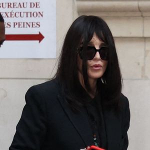 Isabelle Adjani arrive pour la tenue de son procès en appel (chambre 2-13) pour fraude fiscale, au Palais de Justice de Paris, le 27 février 2026.
© Julien Sarkissian/Bestimage