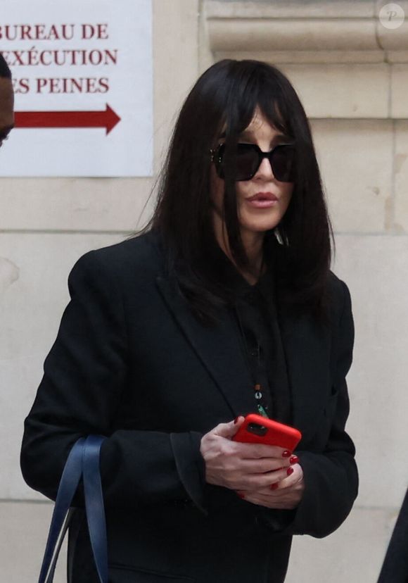 Isabelle Adjani arrive pour la tenue de son procès en appel (chambre 2-13) pour fraude fiscale, au Palais de Justice de Paris, le 27 février 2026.
© Julien Sarkissian/Bestimage