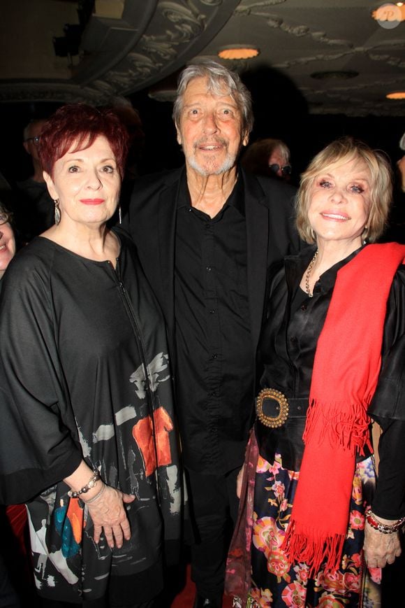 Gilles Dreu, entre Fabienne Thibeault et Sophie Darel, lors de ses 60 ans de carrière au club "La Nouvelle Eve" à Paris le 11 mai 2022.