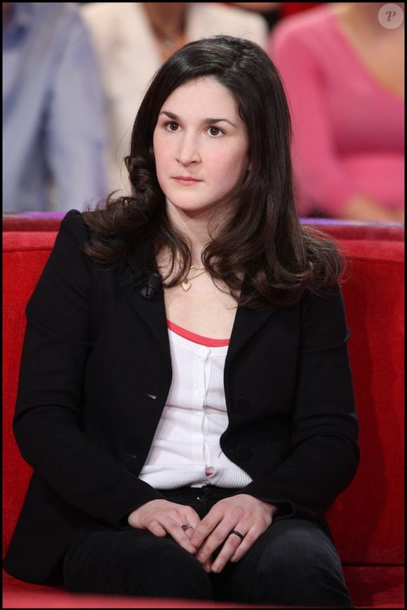 Agée de 41 ans, elle est la fille qu'il a eu avec la scénariste puis productrice Chantal Perrin

Blanche Cluzet sur le plateau de Vivement dimanche en 2010
©Guillaume Gaffiot/Bestimage