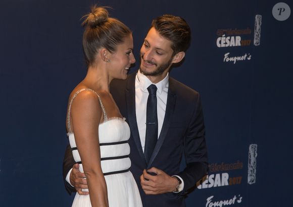 Depuis quatre ans, il vit avec sa compagne Natasha Andrews, la mère de ses deux filles, à la campagne. 

Natasha Andrews (Robe Dior, chaussures Louboutin, bijoux Cartier) et son compagnon Pierre Niney (Smoking Dior, chaussures Louboutin, Bijoux Montblanc) - Photocall du dîner de la 42ème cérémonie des César au Fouquet's à Paris. Le 24 février 2017  © Stéphane Vansteenkiste / Bestimage