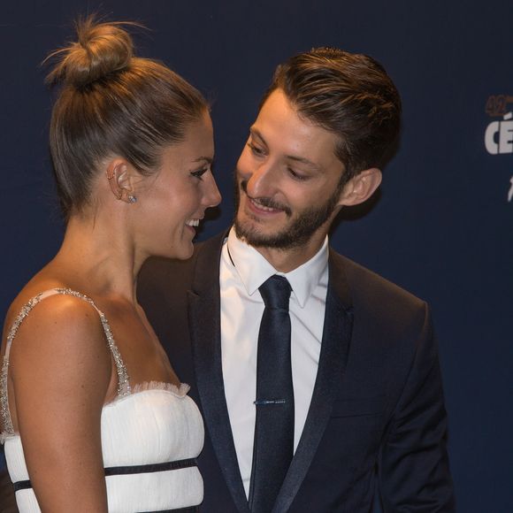 Depuis quatre ans, il vit avec sa compagne Natasha Andrews, la mère de ses deux filles, à la campagne. 

Natasha Andrews (Robe Dior, chaussures Louboutin, bijoux Cartier) et son compagnon Pierre Niney (Smoking Dior, chaussures Louboutin, Bijoux Montblanc) - Photocall du dîner de la 42ème cérémonie des César au Fouquet's à Paris. Le 24 février 2017  © Stéphane Vansteenkiste / Bestimage