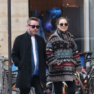 Exclusif - No web - Macaulay Culkin et Natalie Portman sont allés déjeuner au Steam Bar (un restaurant asiatique) puis faire une balade à Paris lors de la Fashion Week de Paris (PFW) le 6 mars 226. Les 2 stars se connaissent depuis plus de 30 ans et sont amis, Macaulay étant même invité à son mariage avec B.Millepied.