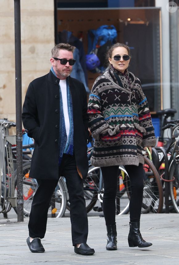 Exclusif - No web - Macaulay Culkin et Natalie Portman sont allés déjeuner au Steam Bar (un restaurant asiatique) puis faire une balade à Paris lors de la Fashion Week de Paris (PFW) le 6 mars 226. Les 2 stars se connaissent depuis plus de 30 ans et sont amis, Macaulay étant même invité à son mariage avec B.Millepied.
