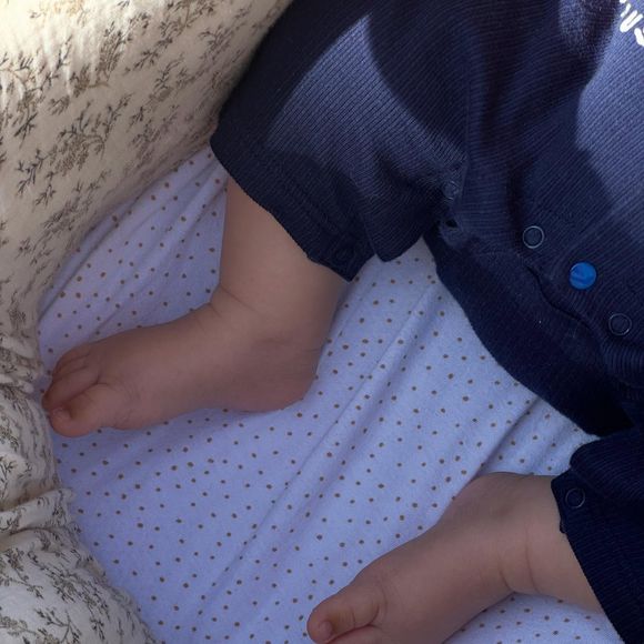 Ilona Smet en a profité pour faire une publication Instagram, partageant des clichés de ce dimanche passé sous le soleil.  La troisième photo dévoile les pieds du bébé qui vient d’agrandir la famille.

Ilona Smet, maman pour la deuxième fois, partage des photos de son dimanche 7 septembre 2025 sur Instagram