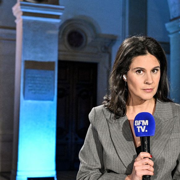 Après la matinale, elle rentre chez elle et s'occupe de ses enfants tout en préparant la journée du lendemain.

Apolline de Malherbe au Palais de la Bourse à Lyon, le 24 février 2026. Photo de Julien Reynaud/APS-Medias/ABACAPRESS.COM