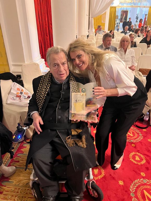 Il est mort en février dernier. Son amie Valérie Pérez est l'une des dernières personnes à l'avoir vu en vie.

Paul-Loup Sulitzer et son amie Valérie Pérez l'été dernier à Nice. ©DR