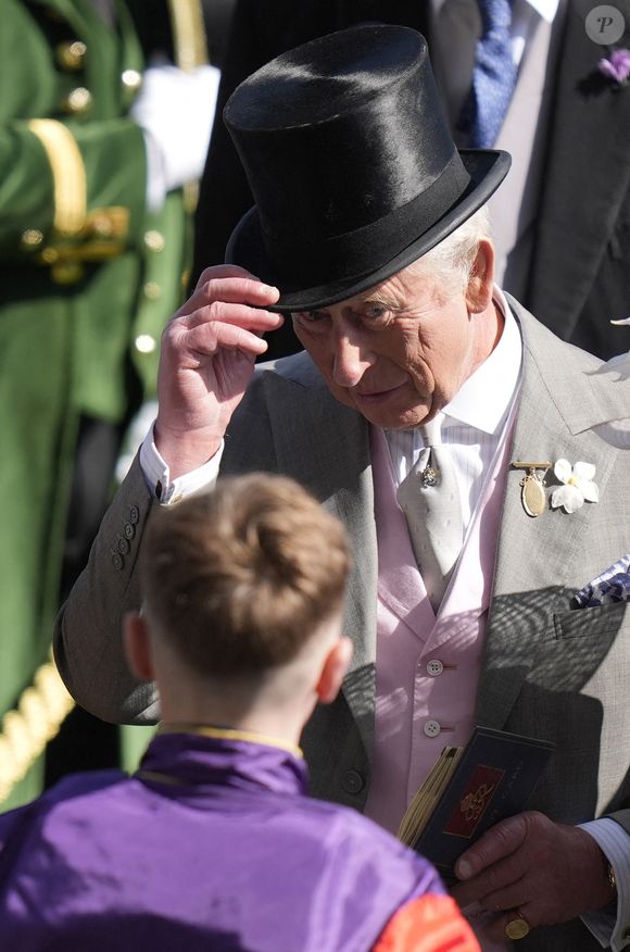 Le roi Charles III et son jockey Warren Fentiman sur la piste de parade avant les Sandringham Stakes lors de la quatrième journée du Royal Ascot à l'hippodrome d'Ascot, dans le Berkshire. 20 juin 2025. © Andrew Matthews/PA Wire.