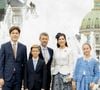 On y voit le reine glisser tendrement la main dans l'une des poches de sa fille avant qu'elles ne se sourient l'une et l'autre avec amour.
Princesse Mary et prince Frederik, prince Christian et prince Vincent et princesse Josephine - Arrivées au déjeuner du jubilé des 50 ans de règne de la reine Margrethe II de Danemark sur le bateau royal danois Dannebrog à Copenhague. Le 11 septembre 2022 Royalportraits Europe/Bernard Ruebsamen