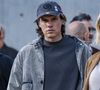 L'artiste normand demande désormais à rester plus longtemps dans chaque ville pour consacrer du temps à sa compagne Ahélya et leur petit garçon. 

Orelsan lors du remake de la sortie des usines Lumière durant le Festival Lumière 2025 à Lyon, France, le 18 octobre 2025. © Sandrine Thesillat/PsnewZ/Bestimage