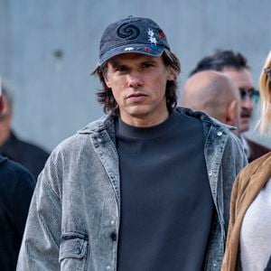 L'artiste normand demande désormais à rester plus longtemps dans chaque ville pour consacrer du temps à sa compagne Ahélya et leur petit garçon. 

Orelsan lors du remake de la sortie des usines Lumière durant le Festival Lumière 2025 à Lyon, France, le 18 octobre 2025. © Sandrine Thesillat/PsnewZ/Bestimage