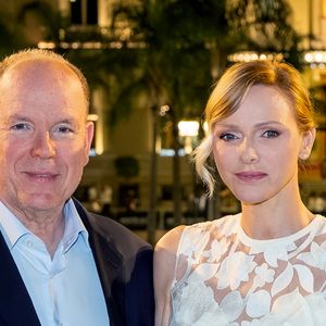 Charlene et Albert de Monaco ont reçu deux invités spéciaux.

Le prince Albert II de Monaco et la princesse Charlene lors du 19ème trou de golf de la Princess of Monaco Cup 2025 dans les Jardins des Boulingrins, Place du Casino à Monaco. © Bruno Bebert / Bestimage