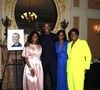 Pour l’acteur, chaque période semble avoir son rôle : acquérir des connaissances et de l’expérience, construire sa vie, puis transmettre à son tour ce que l’on a reçu. 

Pauletta Washington, Denzel Washington, Olivia Washington et LaTanya Richardson Jackson posent ensemble devant le légendaire mur de caricatures de Sardi's à New York. 2 juin 2025. © Photo Image Press via ZUMA Fil de presse/Bestimage