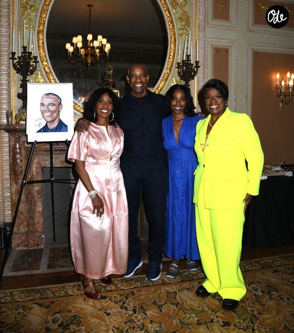 Pour l’acteur, chaque période semble avoir son rôle : acquérir des connaissances et de l’expérience, construire sa vie, puis transmettre à son tour ce que l’on a reçu. 

Pauletta Washington, Denzel Washington, Olivia Washington et LaTanya Richardson Jackson posent ensemble devant le légendaire mur de caricatures de Sardi's à New York. 2 juin 2025. © Photo Image Press via ZUMA Fil de presse/Bestimage