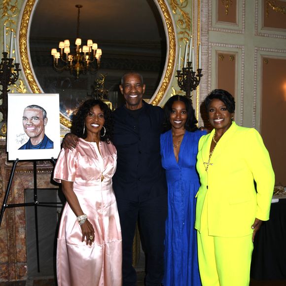 Pour l’acteur, chaque période semble avoir son rôle : acquérir des connaissances et de l’expérience, construire sa vie, puis transmettre à son tour ce que l’on a reçu. 

Pauletta Washington, Denzel Washington, Olivia Washington et LaTanya Richardson Jackson posent ensemble devant le légendaire mur de caricatures de Sardi's à New York. 2 juin 2025. © Photo Image Press via ZUMA Fil de presse/Bestimage