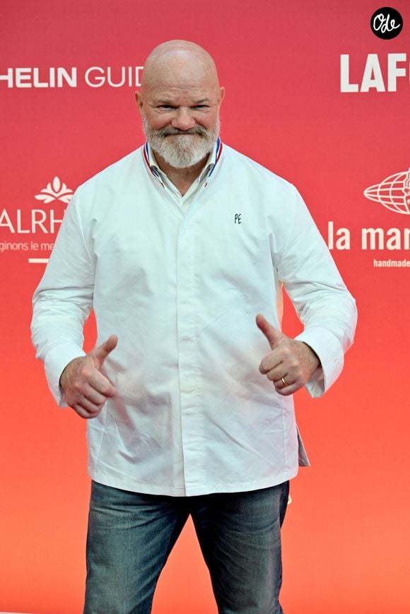 Dans une vidéo publiée sur Instagram, le cuisinier annonce un concert gratuit le 30 août à partir de 17h30 sur le front de mer de Lacanau. 

Le chef Philippe Etchebest - Cérémonie des remises des Etoiles Michelin 2026 au Grimaldi Forum à Monaco le 16 mars 2026. © Bruno Bebert/Bestimage