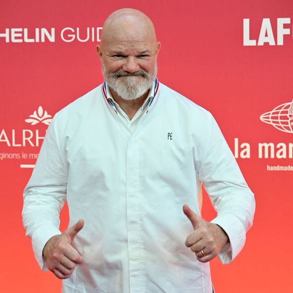 Dans une vidéo publiée sur Instagram, le cuisinier annonce un concert gratuit le 30 août à partir de 17h30 sur le front de mer de Lacanau. 

Le chef Philippe Etchebest - Cérémonie des remises des Etoiles Michelin 2026 au Grimaldi Forum à Monaco le 16 mars 2026. © Bruno Bebert/Bestimage