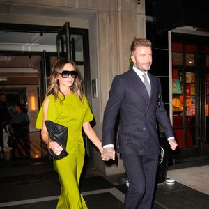 Des enseignes accessibles aux marques plus pointues, ce modèle iconique s'adapte à tous les budgets qui souhaiteraient recopier le style si emblématique de Victoria Beckham. 

Victoria et David Beckham se tiennent la main à la sortie de leur hôtel à New York le 14 octobre 2022. 

© Bestimage