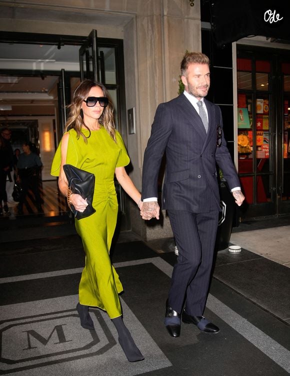 Des enseignes accessibles aux marques plus pointues, ce modèle iconique s'adapte à tous les budgets qui souhaiteraient recopier le style si emblématique de Victoria Beckham. 

Victoria et David Beckham se tiennent la main à la sortie de leur hôtel à New York le 14 octobre 2022. 

© Bestimage