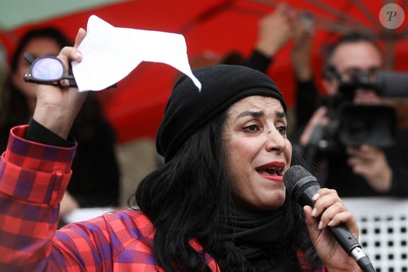 La réalisatrice française Marjane Satrapi - Des personnes participent à un rassemblement de soutien aux femmes iraniennes à Paris, France, le 2 octobre 2022. Cette manifestation a lieu suite à la mort de Mahsa Amini, décédée en garde à vue après avoir été détenue par la police des mœurs iranienne, et de Hadis Najafi, abattue lors d'une manifestation en Iran.  © Stéphane Lemouton/Bestimage
