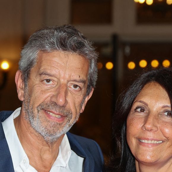 "J’ai fini par trouver des stratégies", confie-t-il.
Michel Cymes, Nathalie Cymes assistent au Gala de l'enfance 2023 à la Salle Gaveau à Paris le 19 juin 2023 à Paris, France. Photo par Nasser Berzane/ABACAPRESS.COM
