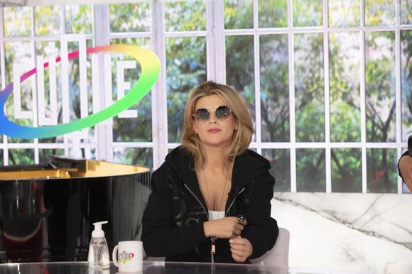 Ce mardi 23 décembre 2025, c'est un message sur un tout autre ton qu'elle a publié pour annoncer la naissance de son bébé. 

Melody Gardot - Enregistrement de l'émission "Clique", présentée par M.Achour le 21 mai 2021 et diffusée en clair sur Canal + le 23 mai
© Jack Tribeca / Bestimage