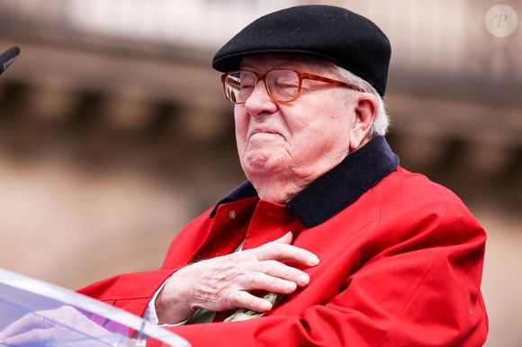 Elle comporte un étage et quelques fenêtres en chien-assis, conçues pour faire entrer la lumière et le jardin est plus spacieux que la maison elle-même. 

Jean-Marie Le Pen lors de son traditionnel hommage du 1er mai à Jeanne d'Arc - Paris le 1 er Mai 2017