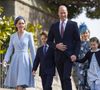 La messe de Pâques où tous les membres (ou presque) sont réunis
Le prince William, duc de Cambridge, et Catherine (Kate) Middleton, duchesse de Cambridge, et leurs enfants, le prince George de Cambridge, et la princesse Charlotte de Cambridge, arrivent à la chapelle Saint-Georges de Windsor pour assister à la messe de Pâques, le 17 avril 2022. AGENCE / BESTIMAGE