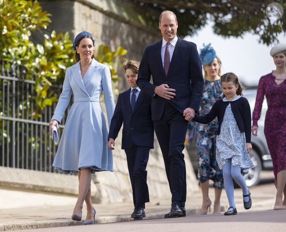 La messe de Pâques où tous les membres (ou presque) sont réunis
Le prince William, duc de Cambridge, et Catherine (Kate) Middleton, duchesse de Cambridge, et leurs enfants, le prince George de Cambridge, et la princesse Charlotte de Cambridge, arrivent à la chapelle Saint-Georges de Windsor pour assister à la messe de Pâques, le 17 avril 2022. AGENCE / BESTIMAGE
