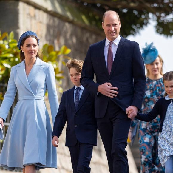 La messe de Pâques où tous les membres (ou presque) sont réunis
Le prince William, duc de Cambridge, et Catherine (Kate) Middleton, duchesse de Cambridge, et leurs enfants, le prince George de Cambridge, et la princesse Charlotte de Cambridge, arrivent à la chapelle Saint-Georges de Windsor pour assister à la messe de Pâques, le 17 avril 2022. AGENCE / BESTIMAGE