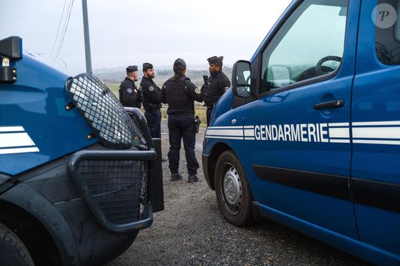 Gendarmerie mobile à l'entrée de la zone sécurisée de la route qui mène au hameau de Cagnac Les Mines. Ferme du Jubillar, nouvelles fouilles menées dans le Tarn depuis le 17 janvier 2022. France, Cagnac-les-Mines, France, le 19 janvier 2022. Photo de Patricia Huchot-Boissier / ABACAPRESS.COM
