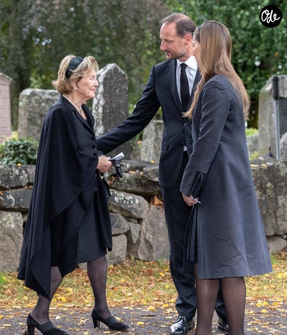 La famille royale norvégienne s’est réunie le dimanche 30 août pour rendre hommage au souverain défunt. 

Le roi Haakon, la reine Sonja et la princesse héritière Ingrid Alexandra lors de la cérémonie funéraire du roi Harald V de Norvège en l'église d'Asker, en Norvège, le 30 août 2026.
Dana Press / Bestimage
