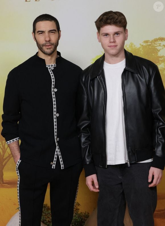 Tahar Rahim a posé avec Timéo Béasse, ancien candidat de "The Voice Kids 2020", qui prête sa voix à Mufasa jeune

Tahar Rahim et Timéo Béasse - Première du film Disney "Mufasa, Le Roi lion" au cinéma Pathé Palace à Paris le 12 décembre 2024. © Coadic Guirec/Bestimage