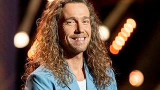"Mon coiffeur est une star" : Julien Doré présente Etienne, celui qui s'occupe de sa coupe emblématique