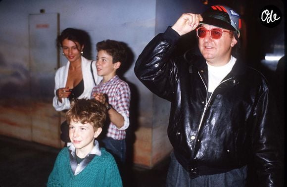 Coluche avec ses fils Marius et Romain Colucci à la sortie de l'émission Champs Elysées.
Crédit : AGENCE / BESTIMAGE
