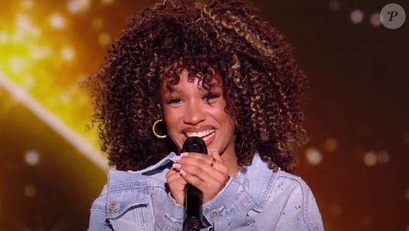 En effet, si ses camarades ont bien eu droit à leurs photos dans le générique de la première quotidienne de la "Star Academy", diffusée ce lundi 20 octobre 2025 à 17h30 sur TF1, Léane, elle, a été purement et simplement oubliée !

Léane, dans le premier prime de la "Star Academy", le 18 octobre 2025, sur TF1.