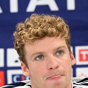 Depuis quelque temps, Léon Marchand vit à Austin, au Texas, loin de la France.

Léon Marchand, nageur français, lors d’une conférence de presse organisée pendant le stage de préparation de l’équipe de France de natation au CREPS de Vichy, le 1er août 2026, en amont des Championnats d’Europe de natation à Paris.
Mourad Allili /PsnewZ/Bestimage