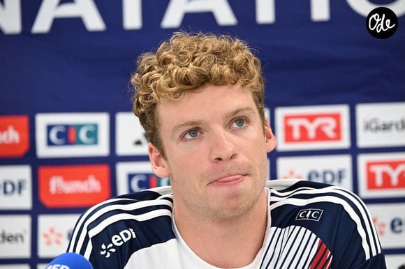 Depuis quelque temps, Léon Marchand vit à Austin, au Texas, loin de la France.

Léon Marchand, nageur français, lors d’une conférence de presse organisée pendant le stage de préparation de l’équipe de France de natation au CREPS de Vichy, le 1er août 2026, en amont des Championnats d’Europe de natation à Paris.
Mourad Allili /PsnewZ/Bestimage