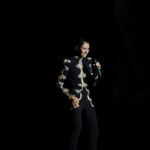 Exclusif - La chanteuse québécoise Céline Dion fait un retour triomphal sur scène à la Plénitude Arena pour le lancement de sa résidence à Paris, une série de seize concerts programmés jusqu'au 17 octobre 2026.