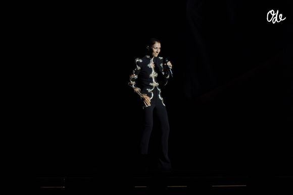 Exclusif - La chanteuse québécoise Céline Dion fait un retour triomphal sur scène à la Plénitude Arena pour le lancement de sa résidence à Paris, une série de seize concerts programmés jusqu'au 17 octobre 2026.