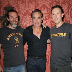 Depuis son rôle emblématique dans "Un gars, une fille" aux côtés d’Alexandra Lamy jusqu’à son Oscar pour "The Artist", Jean Dujardin a exploré une vaste palette de registres au fil de sa carrière au cinéma.


Exclusif - Jean Dujardin lance avec ses amis son premier whisky, "Aventure" distillé à Bordeaux, au bar du restaurant Lapérouse à Paris.
© Coadic Guirec / Bestimage