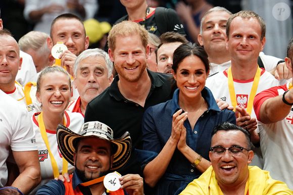 Le prince Harry et Meghan Markle avec les médaillés de la finale de volley-ball assis au Merkur Spiel-Arena lors des Invictus Games à Düsseldorf, en Allemagne. 15/09/23 . © Jordan Pettitt/PA Wire