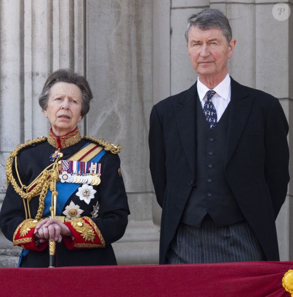 Un proche de la fille d'Elizabeth II et du prince Philip a parlé à "The Times"

La princesse Anne et son mari Timothy Laurence, - Les membres de la famille royale britannique au balcon de Buckingham Palace lors de la cérémonie Trooping the Colour à Londres, le 14 juin 2025. Affecté par le crash du Boeing 787 Dreamliner à Ahmedabad du 12 juin, le souverain et les officiels porteront un brassard noir en hommage aux plus de 270 victimes. Bon nombre d'elles étaient des ressortissants britanniques.
© Goff Inf / Bestimage