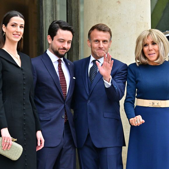 Le prince héritier Hussein et la princesse Rajwa de Jordanie ont été reçus à l’Élysée par Emmanuel et Brigitte Macron

Le président français Emmanuel Macron et Brigitte Macron, Hussein ben Abdallah, et sa femme la princesse Rajwa Al Hussein à l'Elysée

© Christian Liewig / Bestimage