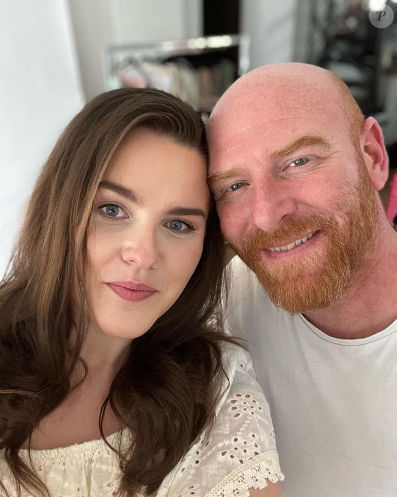 Lucile a confié qu’il s’agissait d’un bébé surprise, qui arrive sans que le couple ne l’ait vraiment planifié.

Lucile et Jérôme de "L'amour est dans le pré", un couple uni.